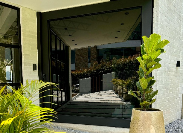 Puertas pivotadas: elegancia y tecnología que transforman la primera impresión